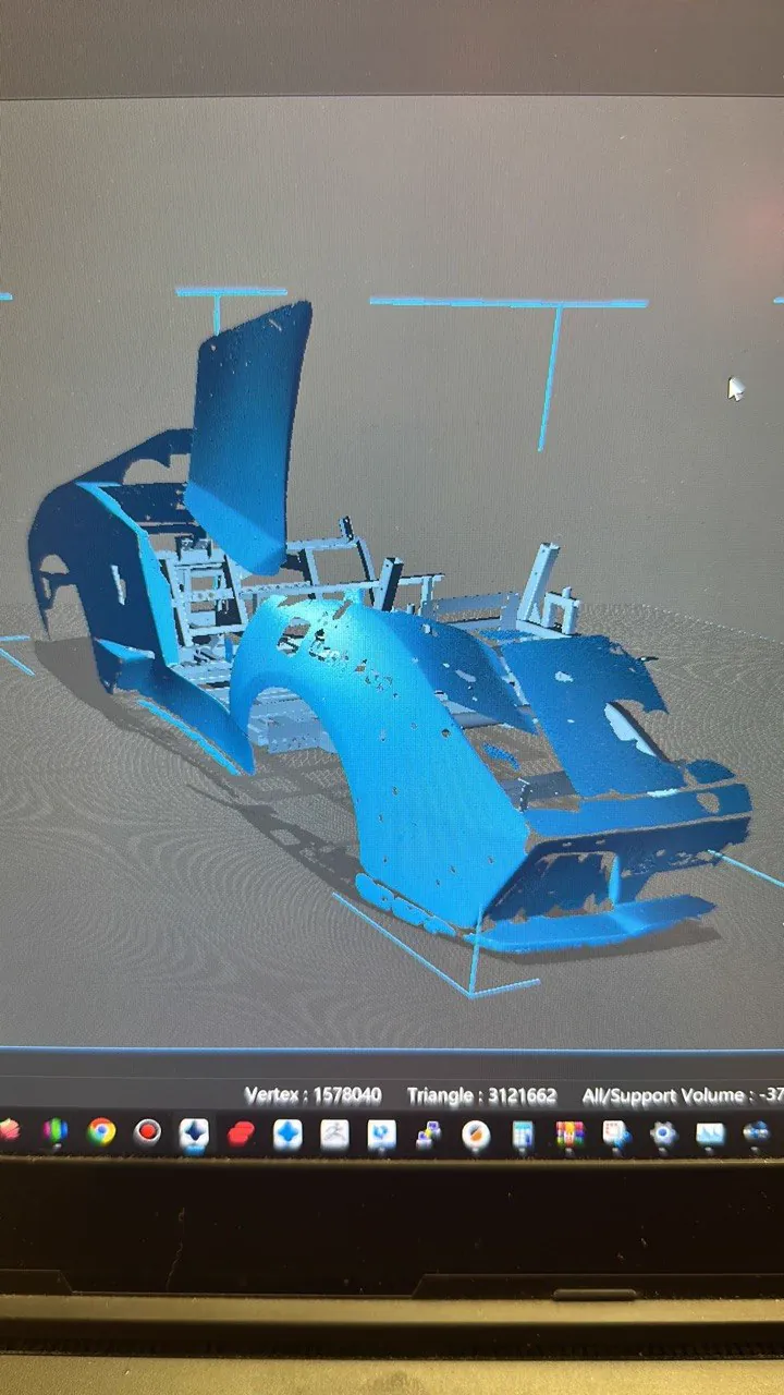 Mesh-processing software showing a scanned car chassis with vertex statistics